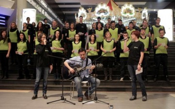 Flashmob with carols and traditional “Merry Christmas “wishes from Cosmote Romania for its customers Flashmob with carols and traditional “Merry Christmas “wishes from Cosmote Romania for its customers