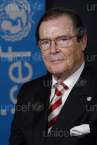Sir Roger Moore_copyright_UNICEFNYHQ2007_1556Markisz