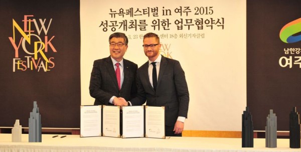 hi res 2015 Signing ceremony (2)